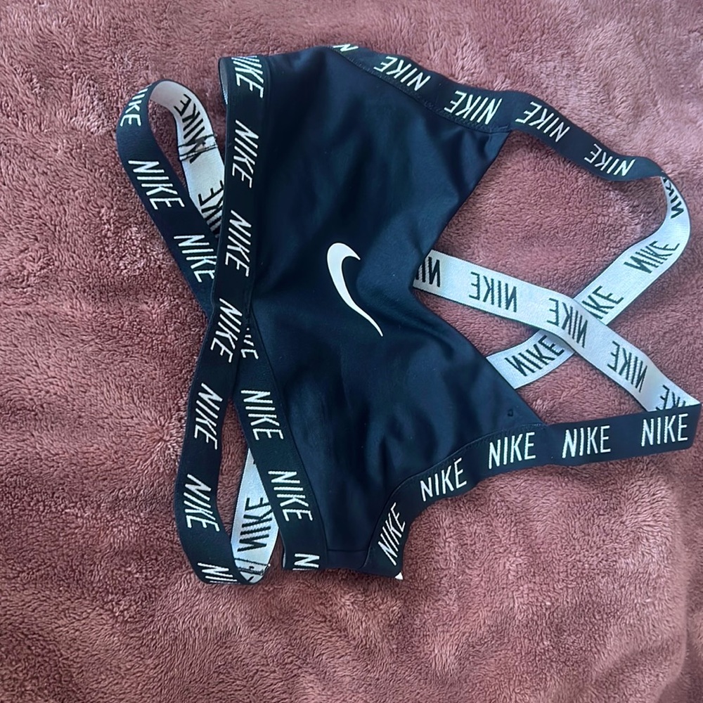 Small nike workout top, crossover back and front, snatches the waist.